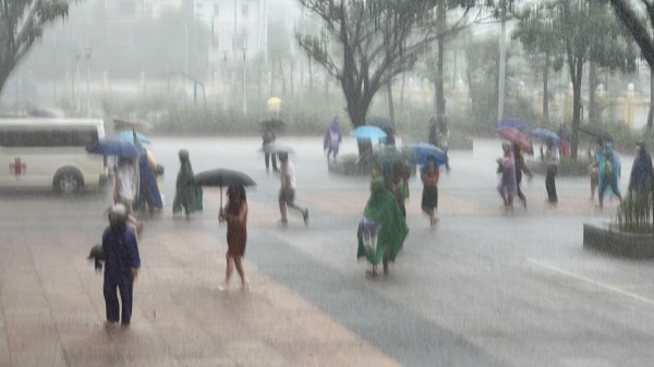 Quảng Ninh: Thí sinh dự thi tốt nghiệp THPT dầm mưa ra về