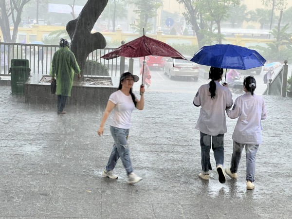 Quảng Ninh: Thí sinh dự thi tốt nghiệp THPT dầm mưa ra về