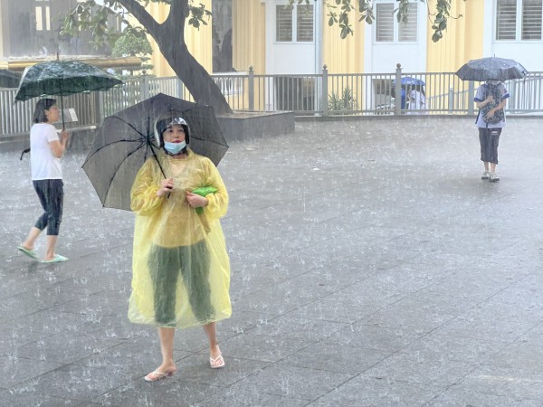 Quảng Ninh: Thí sinh dự thi tốt nghiệp THPT dầm mưa ra về