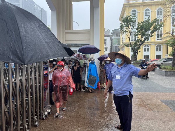 Quảng Ninh: Thí sinh dự thi tốt nghiệp THPT dầm mưa ra về