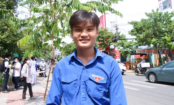 Xúc động áo xanh tình nguyện đội nắng cõng thí sinh gãy chân đi thi