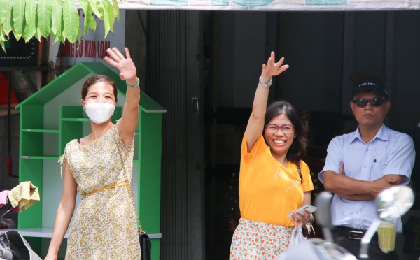 Xúc động áo xanh tình nguyện đội nắng cõng thí sinh gãy chân đi thi