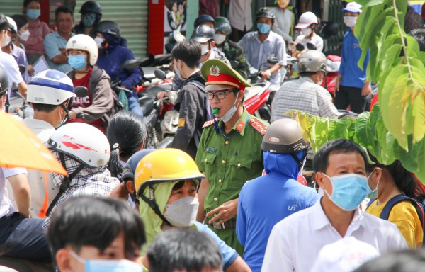 Xúc động áo xanh tình nguyện đội nắng cõng thí sinh gãy chân đi thi