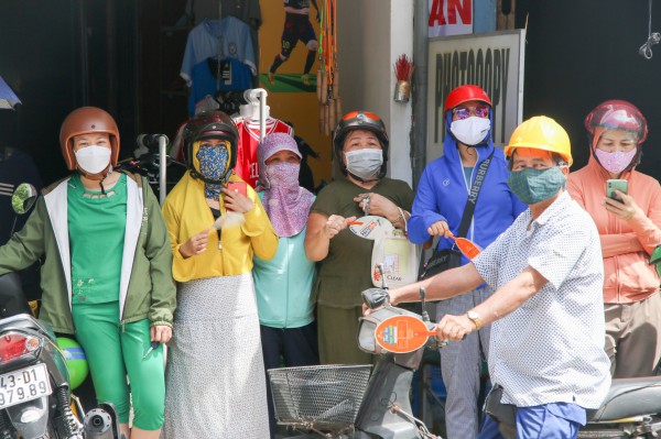 Xúc động áo xanh tình nguyện đội nắng cõng thí sinh gãy chân đi thi