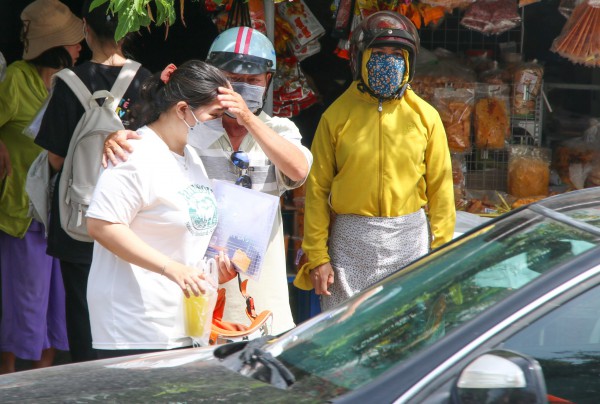 Xúc động áo xanh tình nguyện đội nắng cõng thí sinh gãy chân đi thi