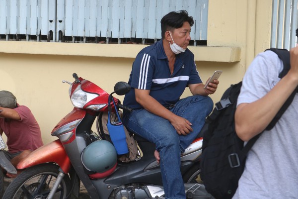 TP.HCM ‘sáng nắng, chiều mưa’, phụ huynh bày cách bảo vệ sức khỏe thí sinh