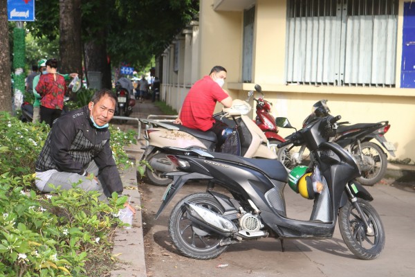 TP.HCM ‘sáng nắng, chiều mưa’, phụ huynh bày cách bảo vệ sức khỏe thí sinh