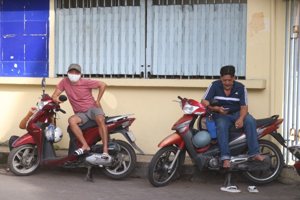 TP.HCM ‘sáng nắng, chiều mưa’, phụ huynh bày cách bảo vệ sức khỏe thí sinh