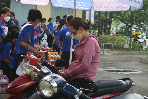 TP.HCM ‘sáng nắng, chiều mưa’, phụ huynh bày cách bảo vệ sức khỏe thí sinh