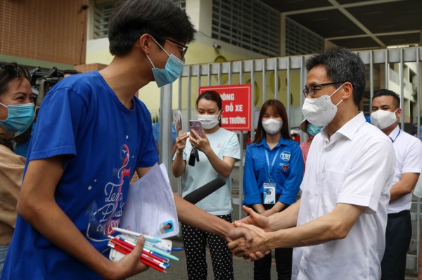 Phó thủ tướng Vũ Đức Đam thị sát kỳ thi THPT năm 2022 Phó thủ tướng Vũ Đức Đam thị sát kỳ thi THPT năm 2022
