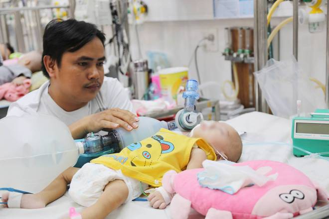 TP.HCM nắng nóng mưa nhiều, bác sĩ Nhi đồng cảnh báo bệnh viêm phổi gia tăng khiến nhiều trẻ phải thở máy, suy hô hấp - Ảnh 7.