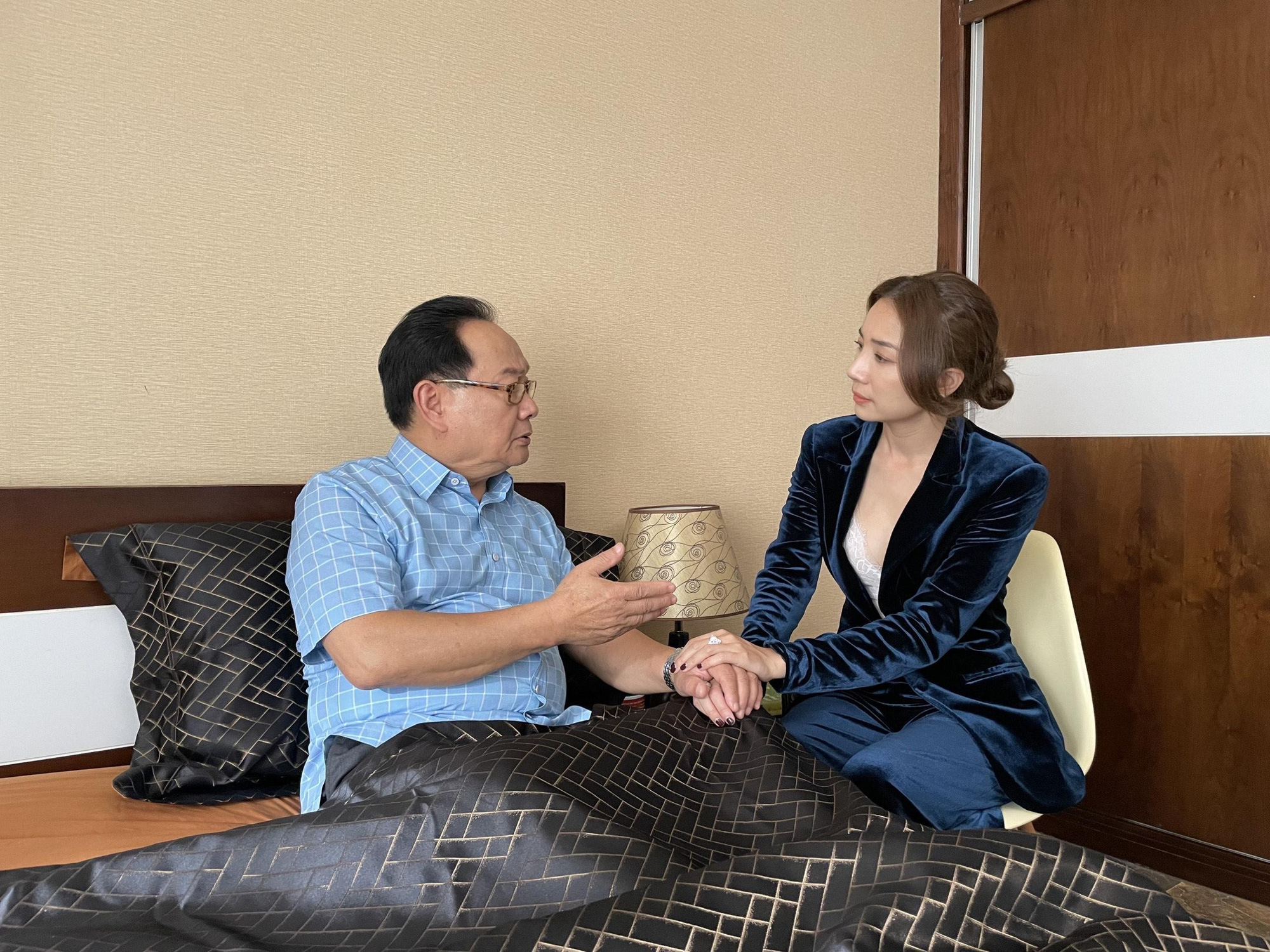 Thương ngày nắng về: Mẹ kế trẻ đẹp bất ngờ, sánh đôi bên Duy Thương ngày nắng về: Mẹ kế trẻ đẹp bất ngờ, sánh đôi bên Duy