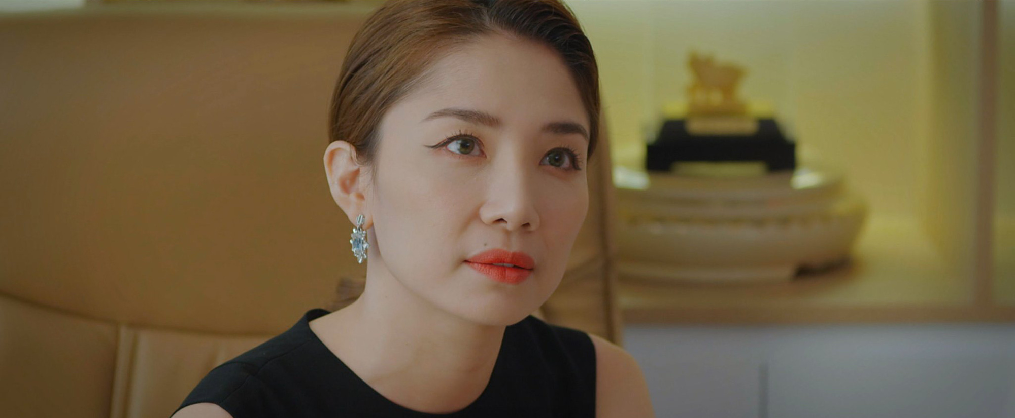 Thương ngày nắng về: Mẹ kế trẻ đẹp bất ngờ, sánh đôi bên Duy Thương ngày nắng về: Mẹ kế trẻ đẹp bất ngờ, sánh đôi bên Duy