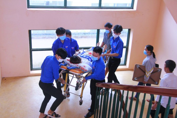 Thi tốt nghiệp THPT: Có thí sinh đến điểm thi… bằng xe cứu thương