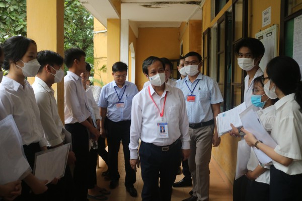 Bộ trưởng Bộ GD-ĐT kiểm tra ngày thi đầu tiên tại Thừa Thiên-Huế