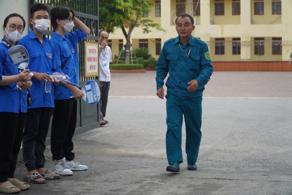 Nữ sinh bị tai nạn gãy chân được bố cõng vào phòng thi