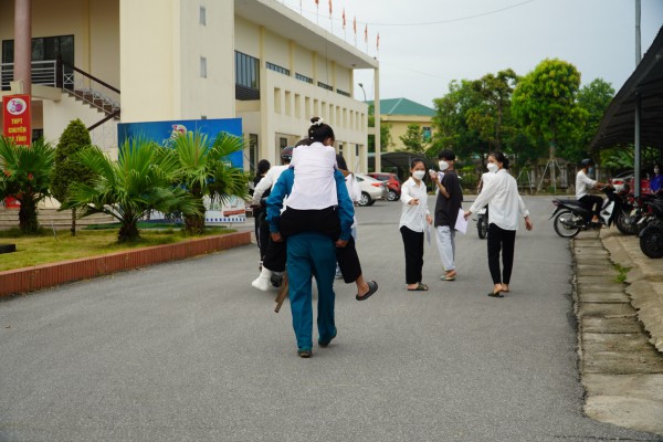 Nữ sinh bị tai nạn gãy chân được bố cõng vào phòng thi