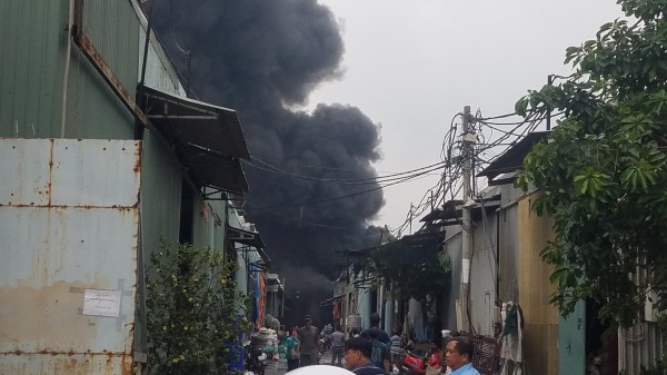 TP.HCM: Cháy xưởng nhựa ở Bình Chánh, xe chuyên dụng hút nước ruộng dập lửa