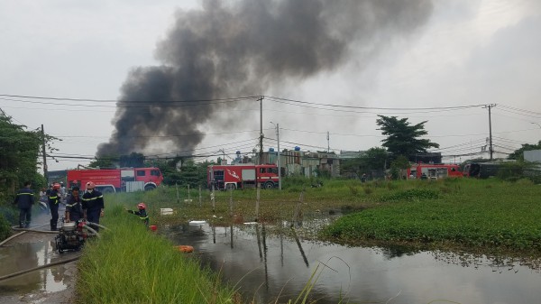 TP.HCM: Cháy xưởng nhựa ở Bình Chánh, xe chuyên dụng hút nước ruộng dập lửa
