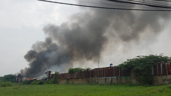 TP.HCM: Cháy xưởng nhựa ở Bình Chánh, xe chuyên dụng hút nước ruộng dập lửa