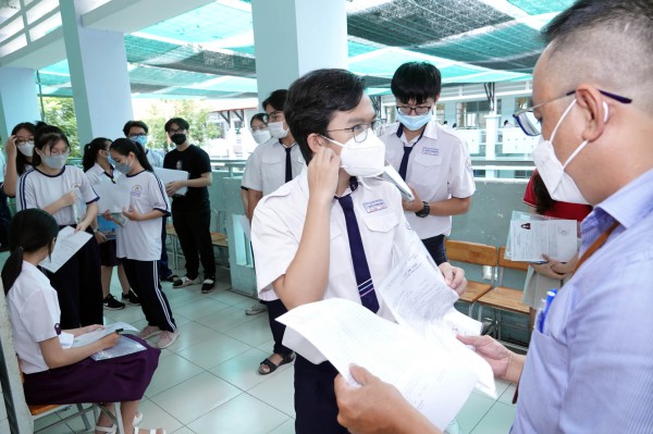 Thi tốt nghiệp THPT 2022: Đề bài thi tổ hợp khó, dễ không đồng đều