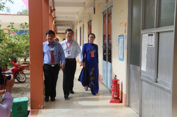 Thứ trưởng Bộ GD-ĐT Nguyễn Văn Phúc kiểm tra thi tốt nghiệp THPT tại Vĩnh Long