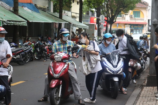 Phụ huynh nhanh chóng ‘quay xe’ khi trống làm bài thi vang lên