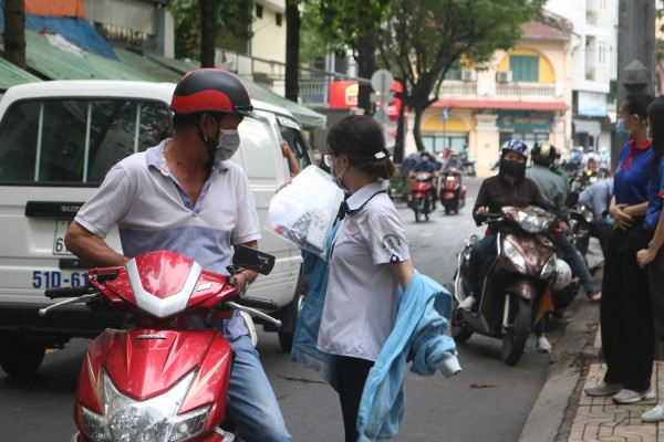 Phụ huynh nhanh chóng ‘quay xe’ khi trống làm bài thi vang lên