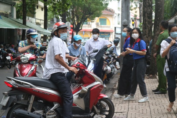 Phụ huynh nhanh chóng ‘quay xe’ khi trống làm bài thi vang lên