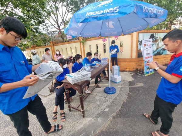 Thi tốt nghiệp THPT: Báo Thanh Niên ‘đổ bộ’ trước cổng trường thi, phục vụ phụ huynh Thi tốt nghiệp THPT: Báo Thanh Niên ‘đổ bộ’ trước cổng trường thi, phục vụ phụ huynh