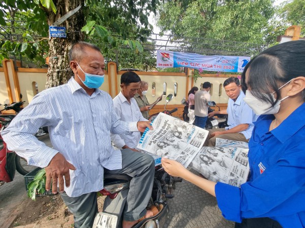 Thi tốt nghiệp THPT: Báo Thanh Niên ‘đổ bộ’ trước cổng trường thi, phục vụ phụ huynh Thi tốt nghiệp THPT: Báo Thanh Niên ‘đổ bộ’ trước cổng trường thi, phục vụ phụ huynh