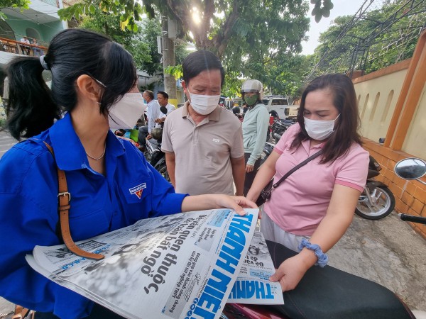 Thi tốt nghiệp THPT: Báo Thanh Niên ‘đổ bộ’ trước cổng trường thi, phục vụ phụ huynh Thi tốt nghiệp THPT: Báo Thanh Niên ‘đổ bộ’ trước cổng trường thi, phục vụ phụ huynh