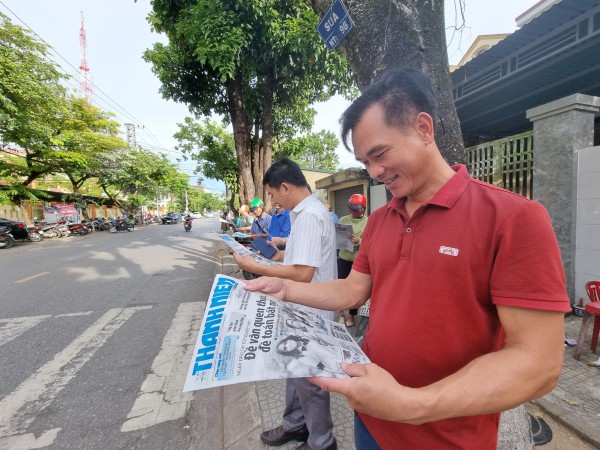 Thi tốt nghiệp THPT: Báo Thanh Niên ‘đổ bộ’ trước cổng trường thi, phục vụ phụ huynh Thi tốt nghiệp THPT: Báo Thanh Niên ‘đổ bộ’ trước cổng trường thi, phục vụ phụ huynh