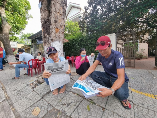 Thi tốt nghiệp THPT: Báo Thanh Niên ‘đổ bộ’ trước cổng trường thi, phục vụ phụ huynh Thi tốt nghiệp THPT: Báo Thanh Niên ‘đổ bộ’ trước cổng trường thi, phục vụ phụ huynh