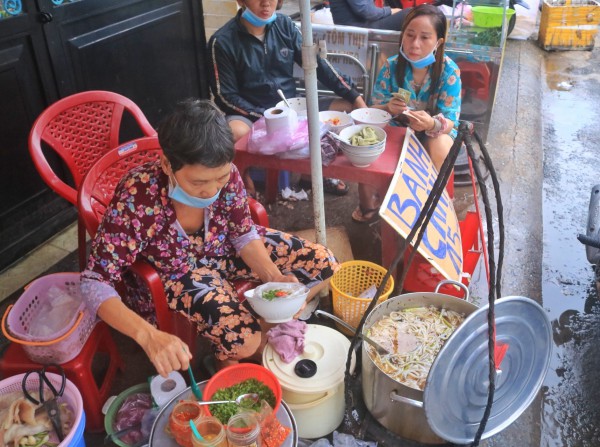 Bánh canh 30 năm rẻ nhất TP.HCM của cụ bà tai biến: 10.000 đồng cũng bán 