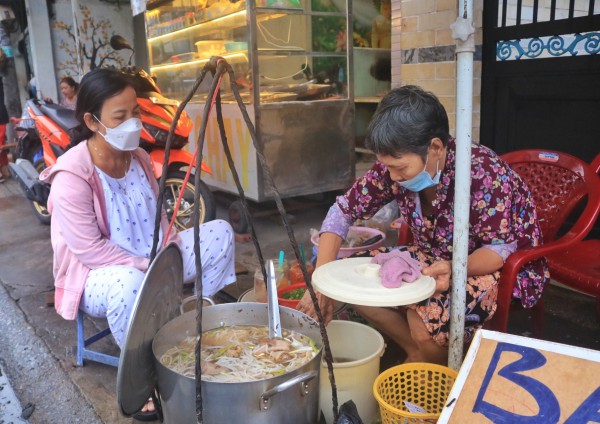 Bánh canh 30 năm rẻ nhất TP.HCM của cụ bà tai biến: 10.000 đồng cũng bán 