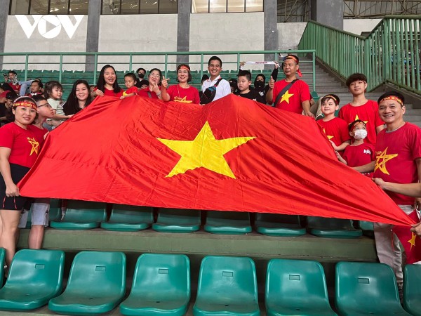 Trân quý tình cảm của người Việt xứ vạn đảo tiếp lửa cho U19 Việt Nam