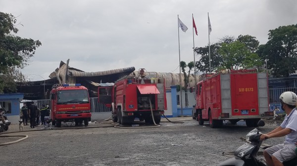 TP.HCM: Cháy lớn kho hóa chất tại H.Bình Chánh, 1 người nguy kịch