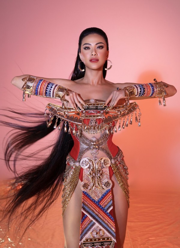 Trang phục dân tộc 30 kg ‘Hùng ca biển cả’ của Á hậu Kim Duyên tại Miss Supranational