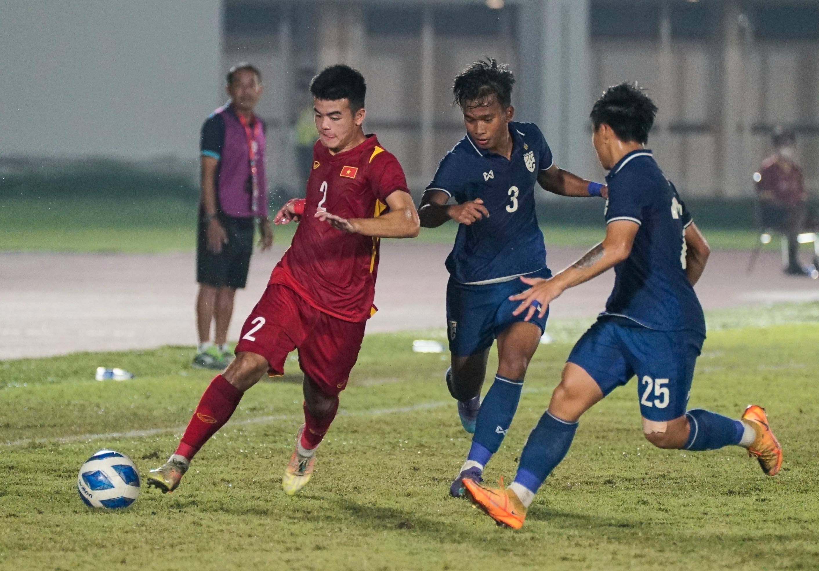 Ngược dòng giành 1 điểm trước U19 Thái Lan, U19 Việt Nam vào bán kết giải U19 ĐNÁ