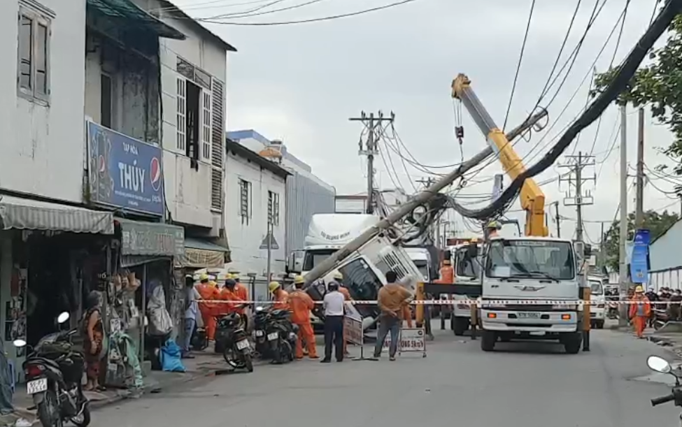 TP.HCM: Trụ điện đường dây trung hạ thế ngã đè xe tải