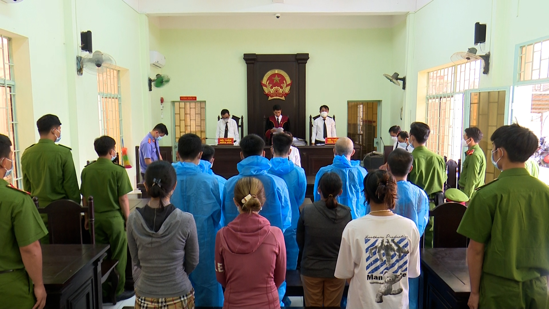 An Giang: Giải vây cho người đánh bạc, lãnh án tội chống người thi hành công vụ