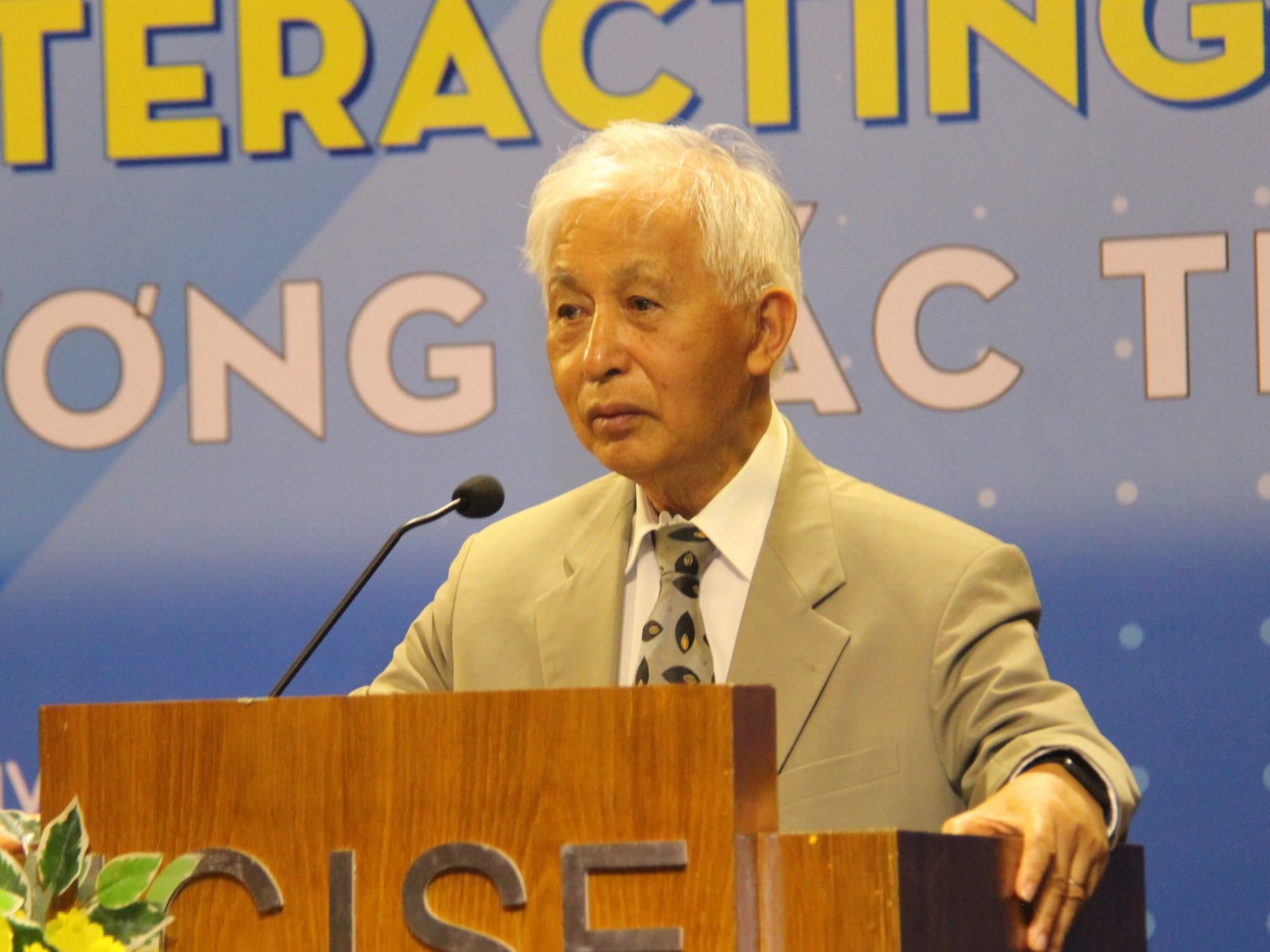 Nhà khoa học đạt giải Nobel Vật lý năm 2016 thắp đuốc khoa học tại Quy Nhơn