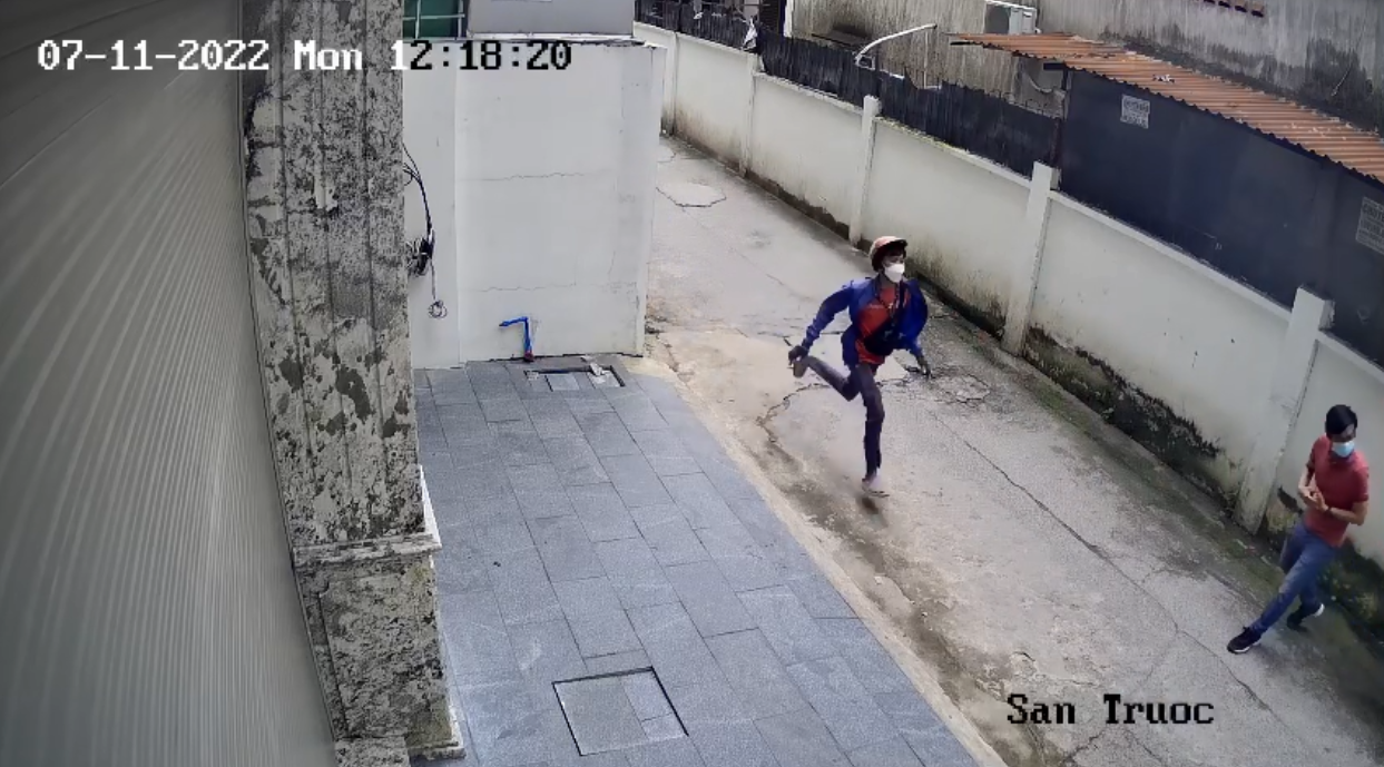 TP.HCM: Đang giao đồ, bị kẻ trộm nhảy lên xe máy chở hàng phóng đi mất