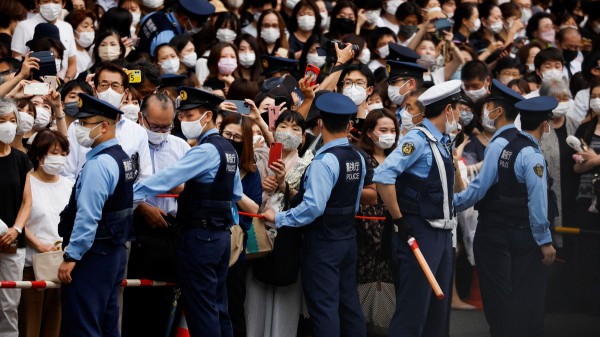 Hàng dài người đến tiễn đưa cựu Thủ tướng Nhật Bản Abe Shinzo Hàng dài người đến tiễn đưa cựu Thủ tướng Nhật Bản Abe Shinzo