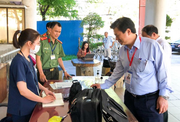 Thứ trưởng Bộ GD-ĐT yêu cầu chấm thi phải Thứ trưởng Bộ GD-ĐT yêu cầu chấm thi phải