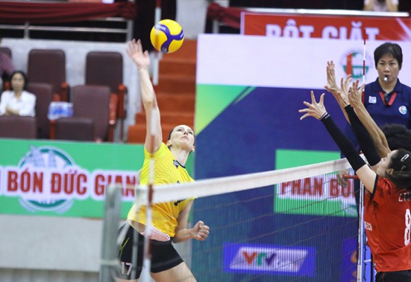 ‘Sếu vườn’ Thanh Thúy đọ tài ngoại binh cao 1m98 ở bán kết bóng chuyền quốc gia ‘Sếu vườn’ Thanh Thúy đọ tài ngoại binh cao 1m98 ở bán kết bóng chuyền quốc gia