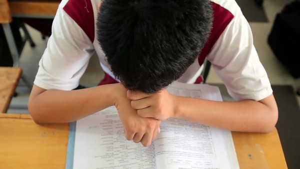 Khoe điểm con trên mạng: Những nguy hại khó lường