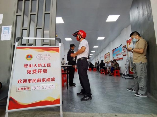 Bên trong hầm trú ẩn tránh nóng ở Trung Quốc