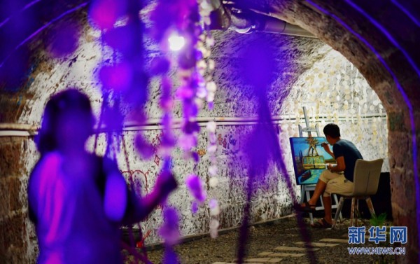 Bên trong hầm trú ẩn tránh nóng ở Trung Quốc